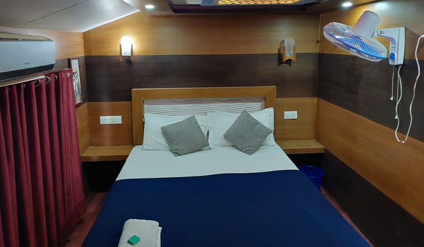 Deluxe Houseboats