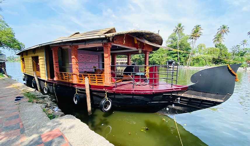Deluxe Houseboats