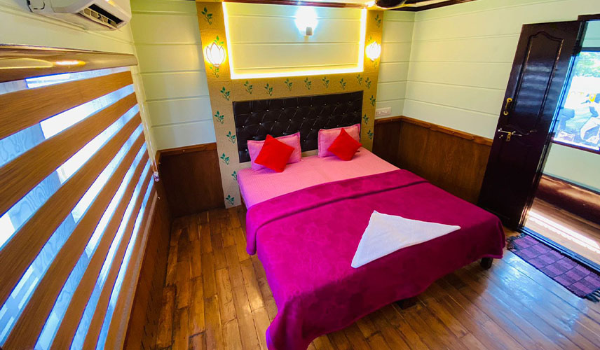 Deluxe Houseboats