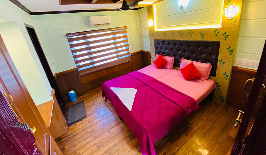 Deluxe Houseboats