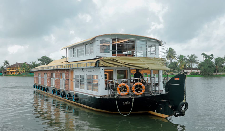 Deluxe Houseboats