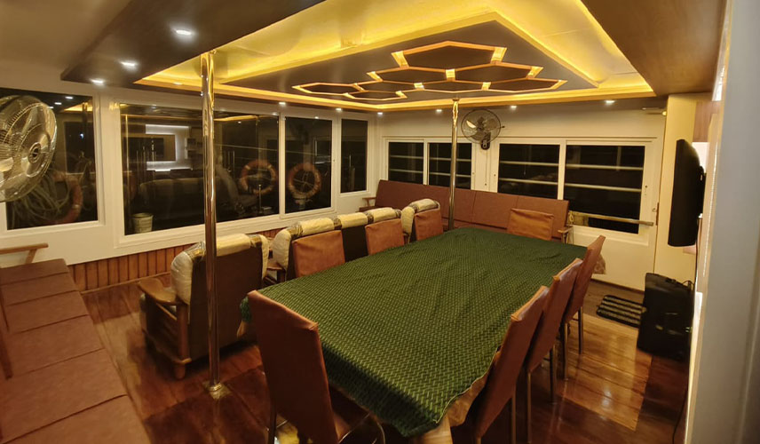 Deluxe Houseboats