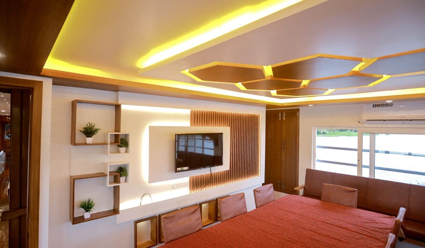 Deluxe Houseboats