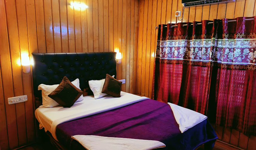 Deluxe Houseboats