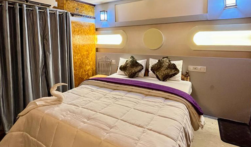 Premium Houseboats