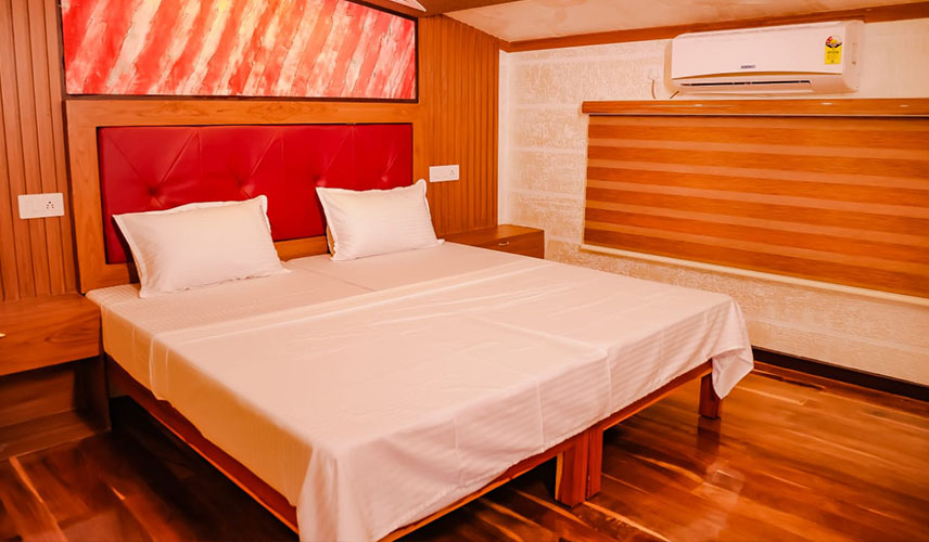 luxury Houseboats