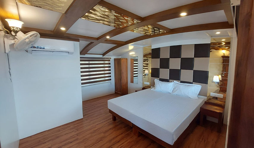 luxury Houseboats